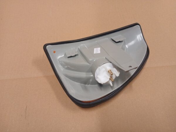Mercedes-Benz W123/S123/C123 suunatuli parem 3010902